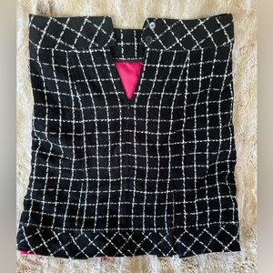 Lovely houndstooth wool skirt. Pink lining.